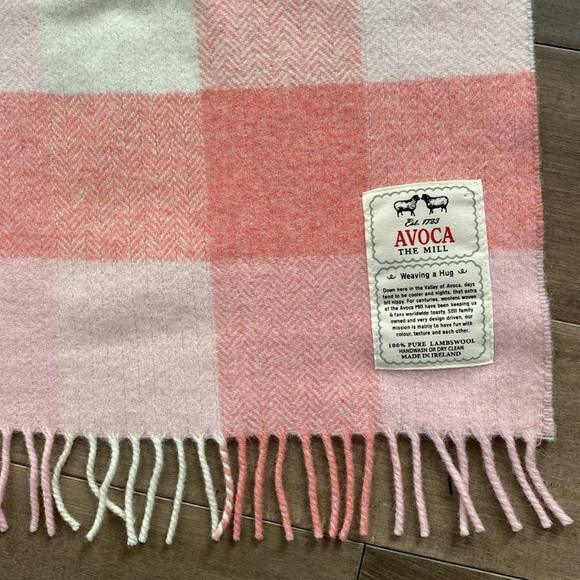 Avoca the Mill 2024 100% lambs wool baby girl blanket - Picture 2 of 3